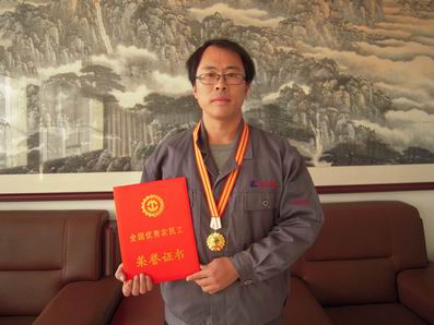 20171107山東宏康機床職工魏超榮獲“全國優(yōu)秀農(nóng)民工”榮譽稱號.jpg